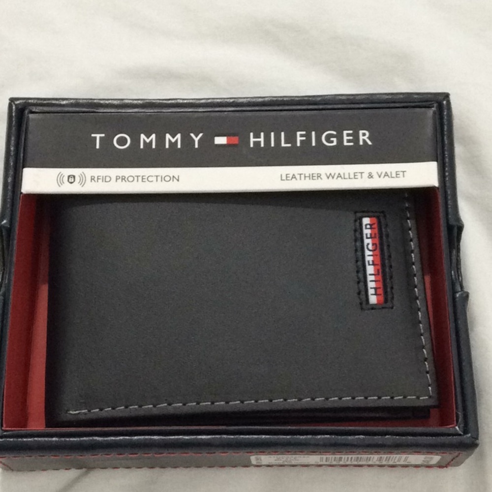 Tommy Hilfiger RFID Leather Wallet & Valet